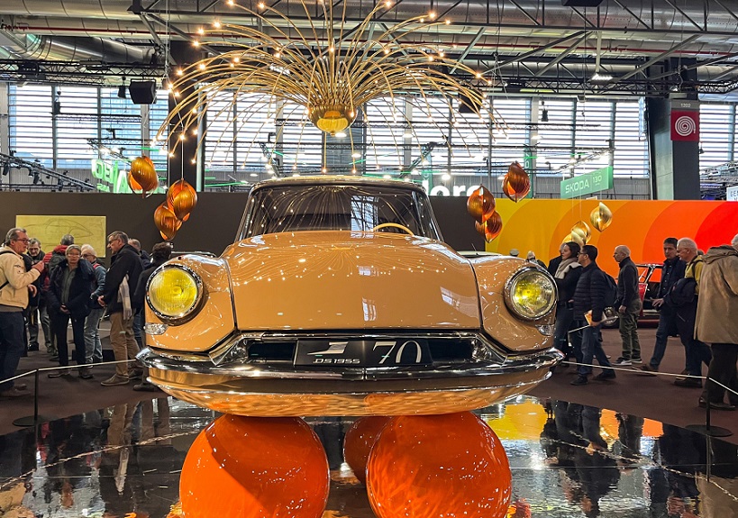 2027年法国巴黎古董汽车、摩托车展览会Retromobile展馆现场,专业观众参观实况
