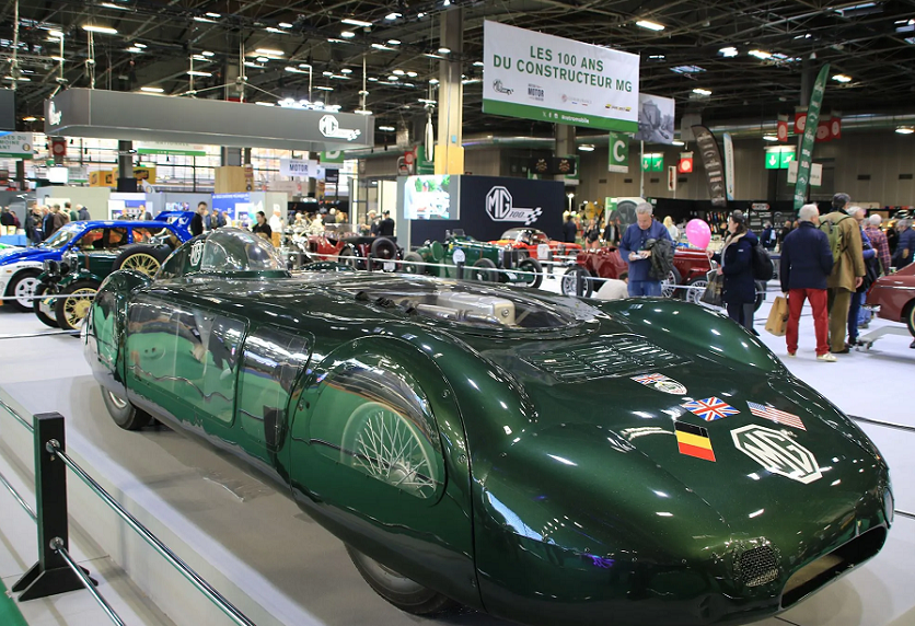 2027年法国巴黎古董汽车、摩托车展览会Retromobile参展商与海外采购商展台洽谈现场