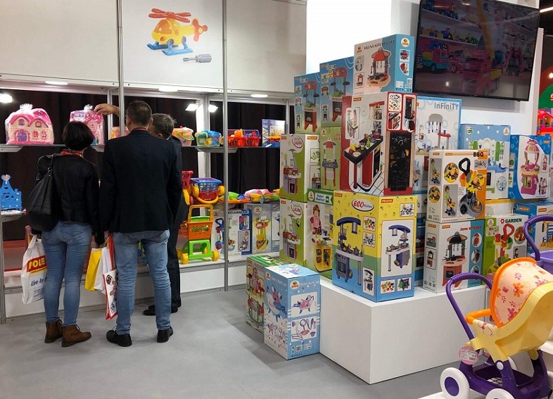 2027年波兰凯尔采婴童用品展览会KIDS TIME参展商与海外采购商展台洽谈现场