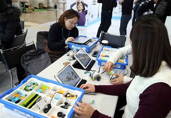 2027年韩国首尔教育装备展览会Education Korea展馆现场，专业观众参观实况
