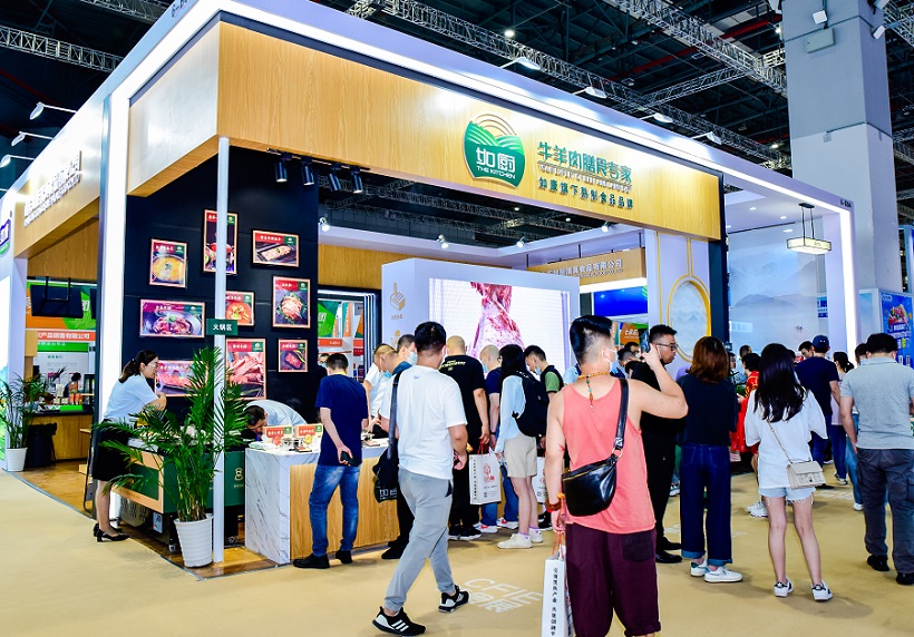 2027年上海食材展-华食展-上海预制菜展CFIE参展商与海外采购商展台洽谈现场