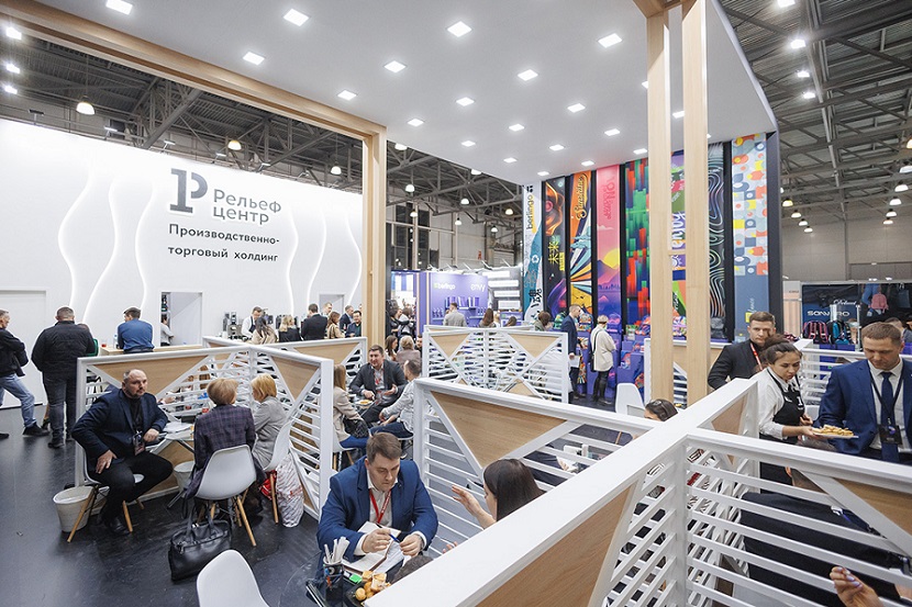 2027年俄罗斯莫斯科文具及办公用品展览会Skrepka Expo展馆现场,专业观众参观实况