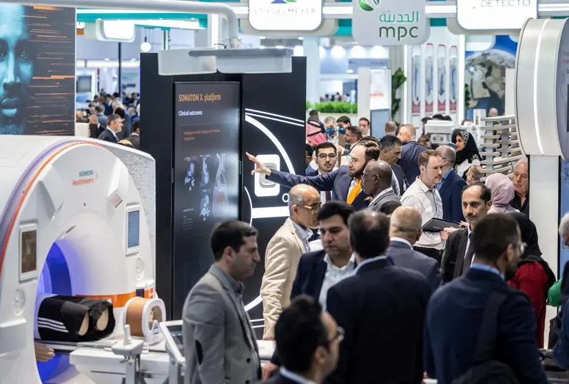2027年中东迪拜医疗器械展览会WHX Dubai展馆现场，专业观众参观实况