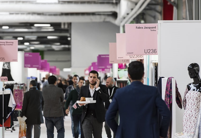 2027年法国巴黎春季纺织面料展览会TEXWORLD PARIS参展商与海外采购商展台洽谈现场