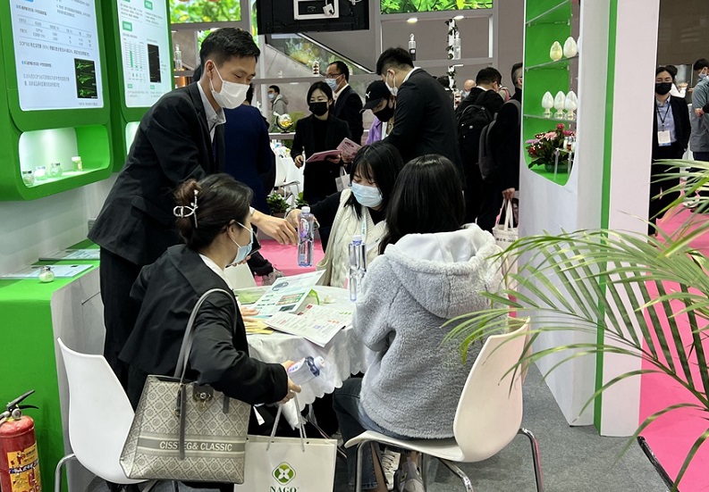 2027年中国（广州）国际化妆品原料、个人护理原料展PCHi展馆现场，专业观众参观实况