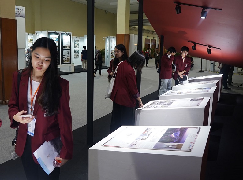 2026年印尼雅加达陶瓷展览会KERAMIKA展馆现场,专业观众参观实况