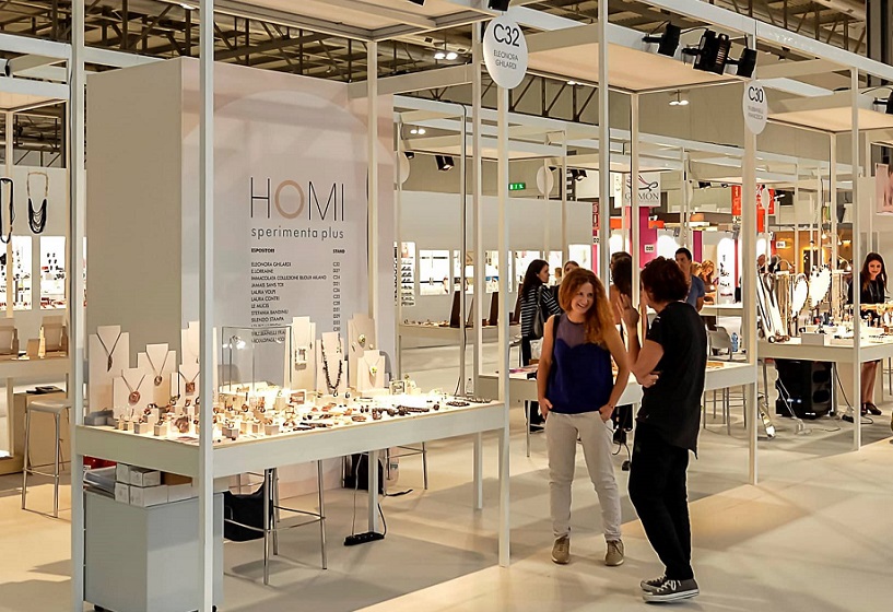 2027年意大利米兰时尚服装及珠宝配饰展Homi Fashion Jewels参展商与海外采购商展台洽谈现场