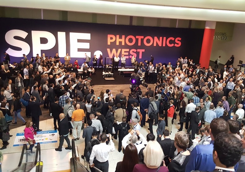 2027年美国旧金山西部光电展览会SPIE Photonics West展馆现场，专业观众参观实况