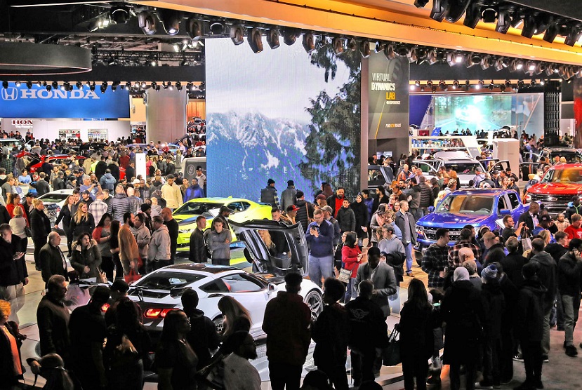 2027年北美车展-美国底特律车展Detroit Auto Show参展商与海外采购商展台洽谈现场