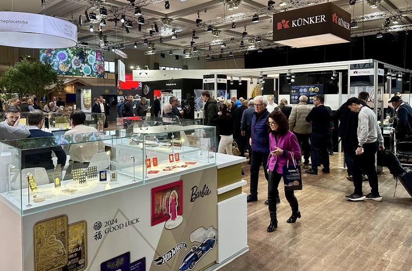 2027年德国柏林世界钱币展览会World Money Fair展馆现场,专业观众参观实况