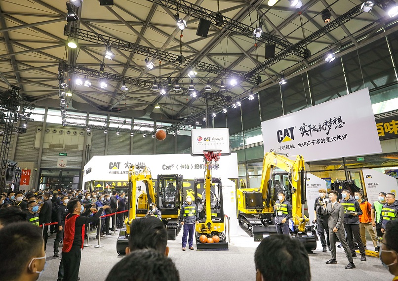 2026年上海宝马展Bauma ChinaBauma China参展商与海外采购商展台洽谈现场