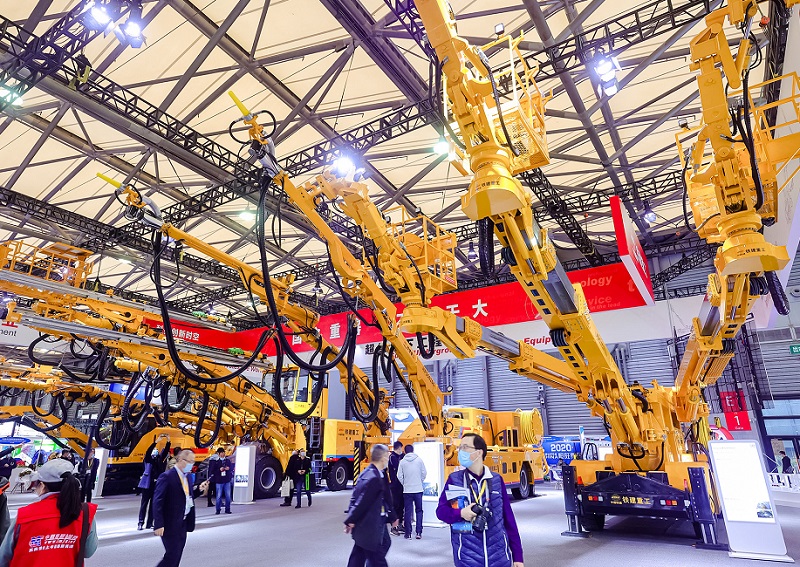 2026年上海宝马展Bauma ChinaBauma China参展商与海外采购商展台洽谈现场