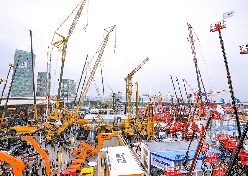2026年上海宝马展Bauma ChinaBauma China参展商与海外采购商展台洽谈现场