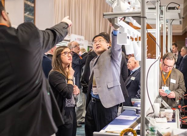 2027年美国纽约LED照明展览会LEDucation参展商与海外采购商展台洽谈现场