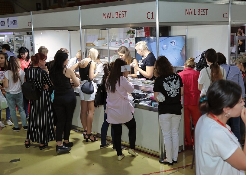 2027年哈萨克斯坦美容展览会Central Asia Beauty Expo参展商与海外采购商展台洽谈现场