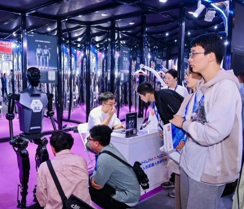 2026年深圳国际智能机器人博览会ROBOTECH参展商与海外采购商展台洽谈现场