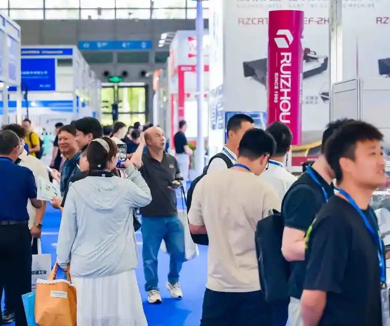 2027年深圳国际复合材料工业技术展览会CCE参展商与海外采购商展台洽谈现场