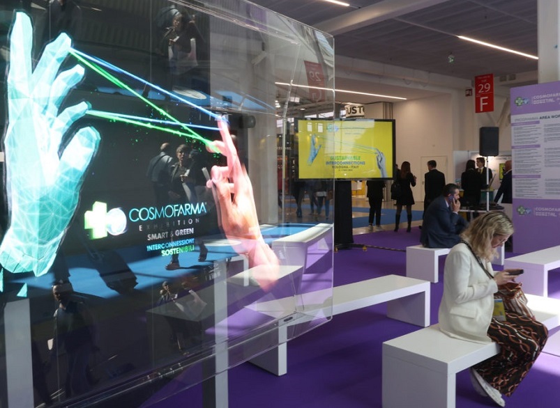 2027年意大利博洛尼亚医药及美容护理展览会COSMOFARMA参展商与海外采购商展台洽谈现场