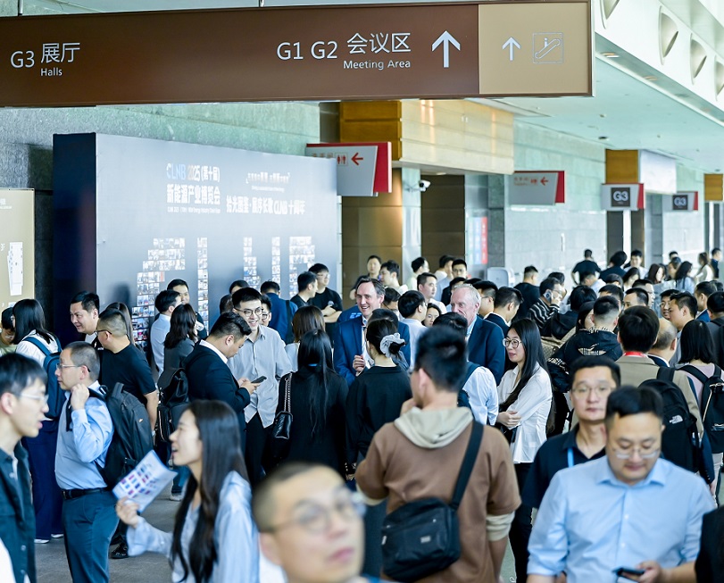 2027年苏州新能源产业博览会CLNB参展商与海外采购商展台洽谈现场
