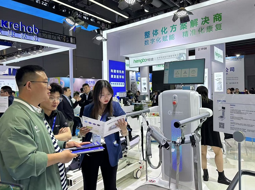 2027年中国(上海)国际养老福祉及护理用品展CECN展馆现场,专业观众参观实况