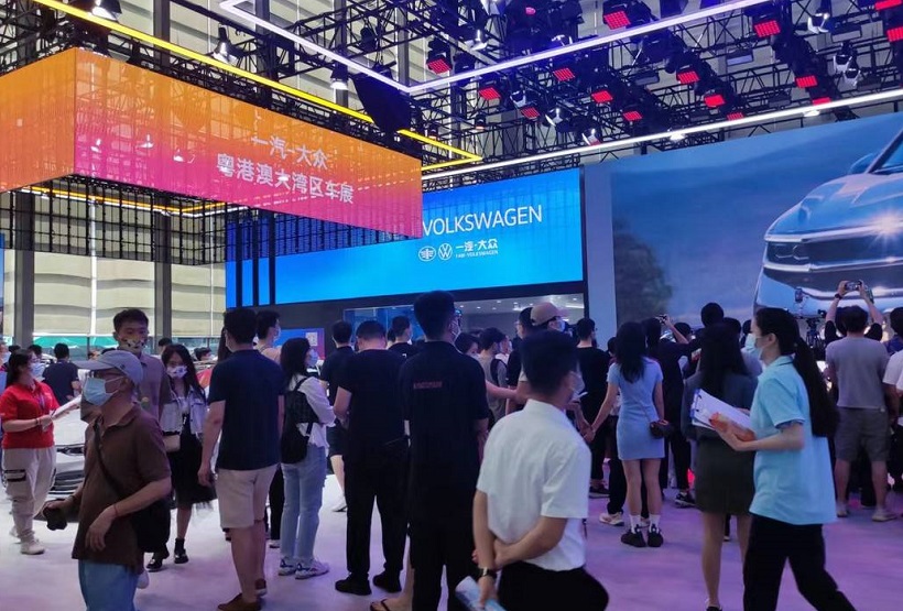 2026年深圳国际车展IAS参展商与海外采购商展台洽谈现场