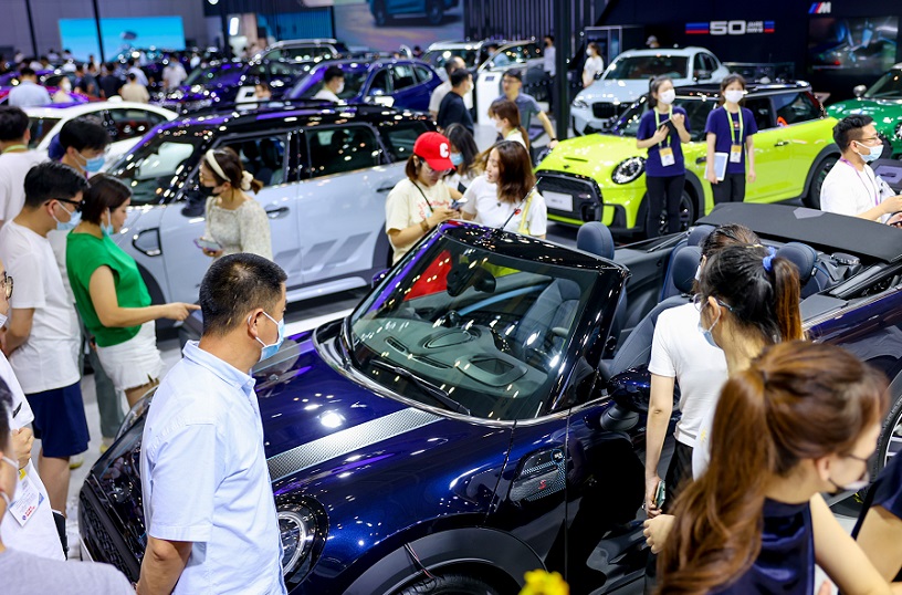 2027年宁波国际汽车博览会NINGBO AUTO FAIR展馆现场，专业观众参观实况