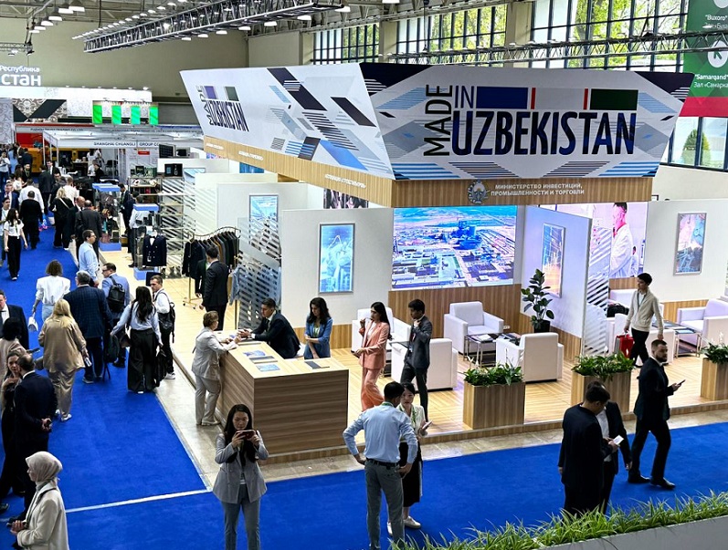 2027年乌兹别克斯坦国际工业博览会INNOPROM Central Asia参展商与海外采购商展台洽谈现场