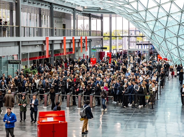 2027年意大利米兰家具展SALONE MILANOSalone del Mobile.Milano展馆现场,专业观众参观实况