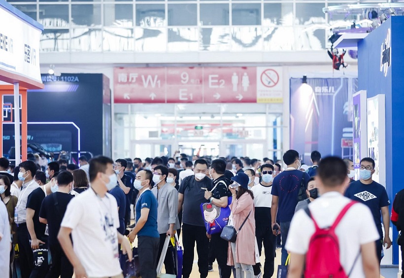 2026年中国主题娱乐展-郑州游乐设施展CAE参展商与海外采购商展台洽谈现场