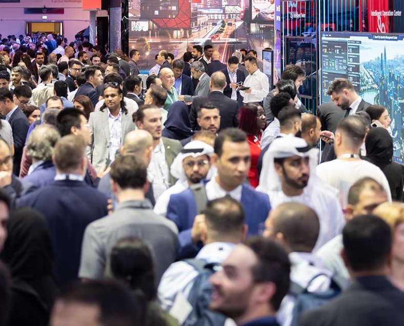 2026年中东阿联酋迪拜AI人工智能、代码、编程展览会Code DXB参展商与海外采购商展台洽谈现场