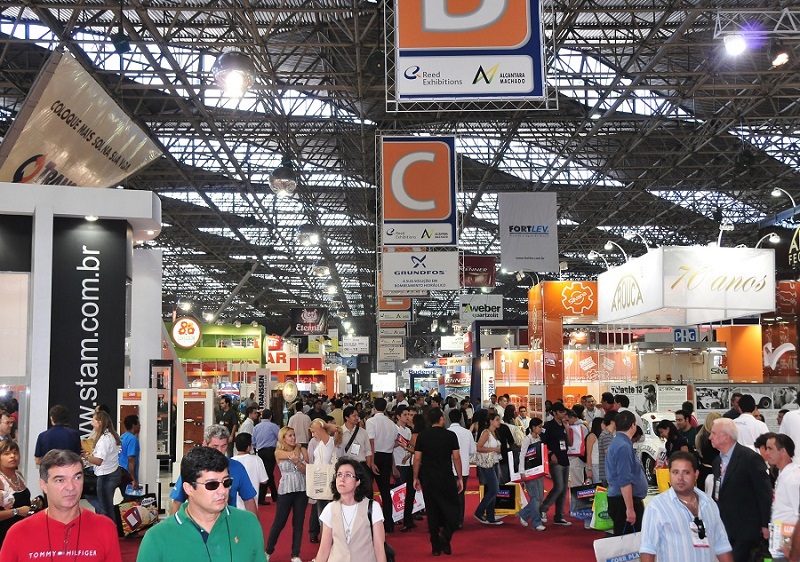 2027年巴西圣保罗五金建材展览会Feicon Batimat参展商与海外采购商展台洽谈现场