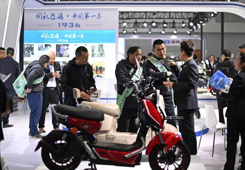2027年台州电动车摩托车及零配件展EMP参展商与海外采购商展台洽谈现场
