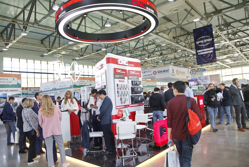 2026年乌兹别克斯坦电力展览会UzEnergyExpo展馆现场,专业观众参观实况