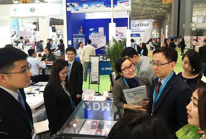 2027年成都西部国际口腔展CWDDENTAL SHOW WEST CHINA展馆现场,专业观众参观实况