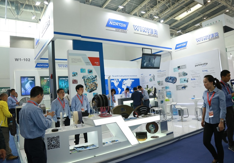 2027年中国（北京）国际机床展览会CIMT展馆现场，专业观众参观实况
