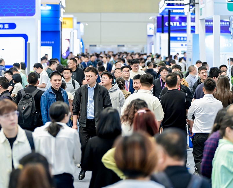 2027年苏州新能源产业博览会CLNB展馆现场，专业观众参观实况