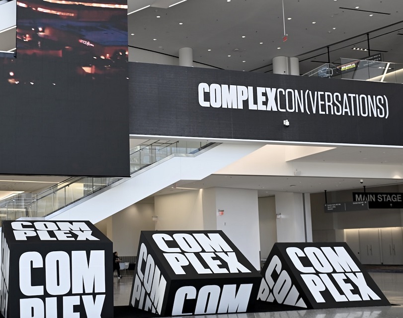 2026年美国ComplexCon大会ComplexCon展馆内部展台环境实拍