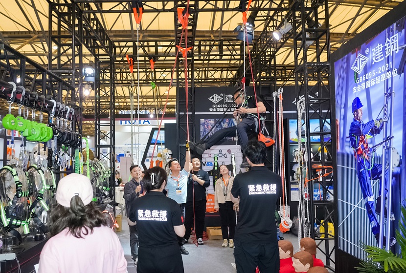 2026年中国劳动保护用品交易会CIOSH参展商与海外采购商展台洽谈现场