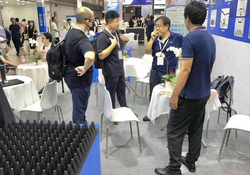 2026年上海高速通信与电子设计展览会EDWTech展馆现场,专业观众参观实况