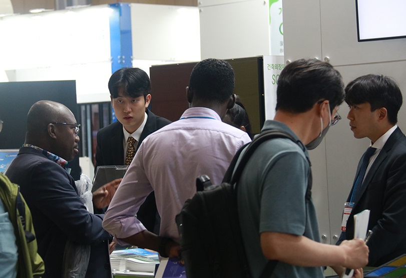 2027年韩国太阳能展-韩国国际绿色能源展Green Energy Expo参展商与海外采购商展台洽谈现场