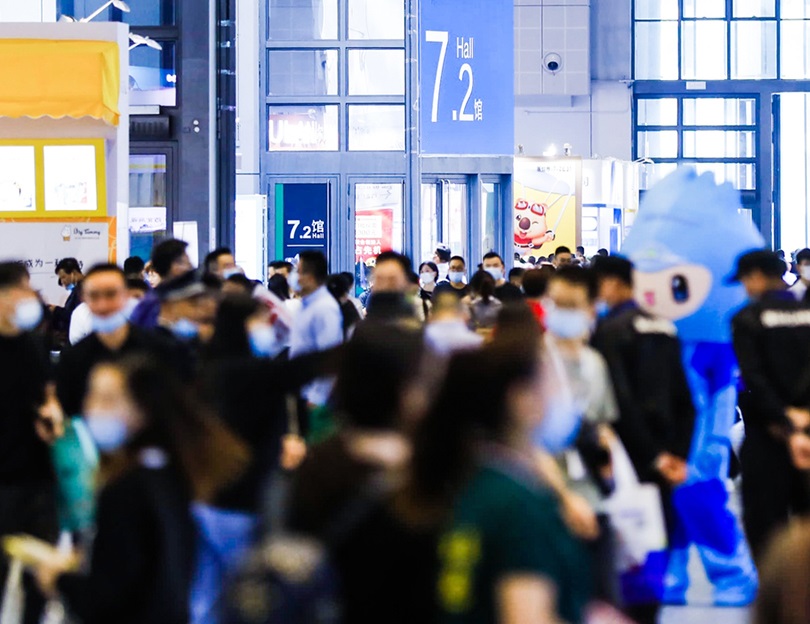 2027年上海国际余热回收及利用技术与装备展览会CO expo China展馆现场,专业观众参观实况