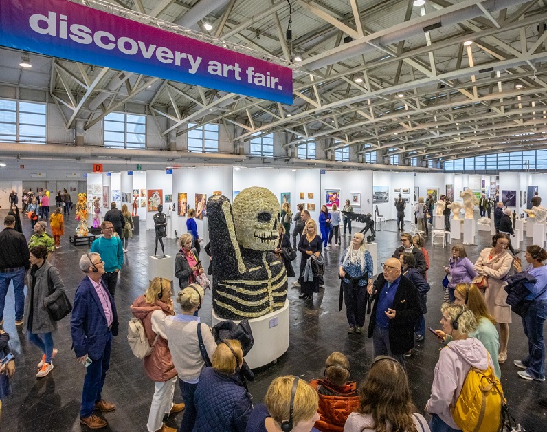 2026年德国法兰克福艺术展览会Discovery Art Fair展馆现场,专业观众参观实况
