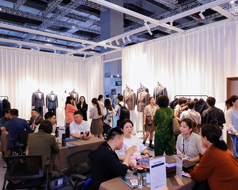 2027年上海LINK FASHION服装展LINK FASHION参展商与海外采购商展台洽谈现场