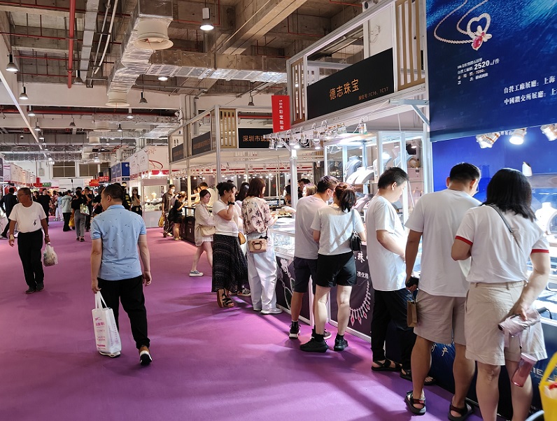 2026年杭州国际珠宝展BJF展馆现场，专业观众参观实况