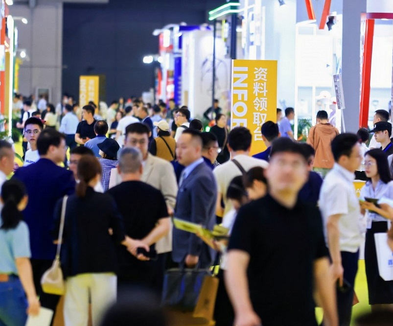 2027年上海职业装·团服展LINK FASHION参展商与海外采购商展台洽谈现场