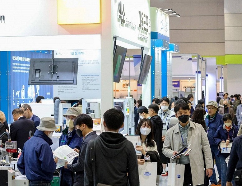2027年韩国首尔汽车电子工业技术展览会Automotive World Korea展馆现场，专业观众参观实况