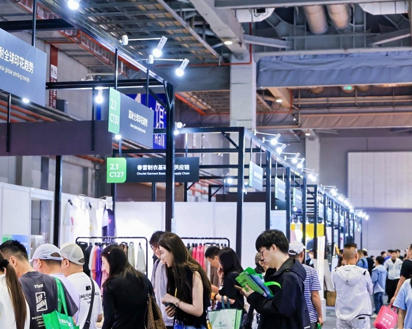 2027年上海时尚女装主题展LINK FASHION参展商与海外采购商展台洽谈现场