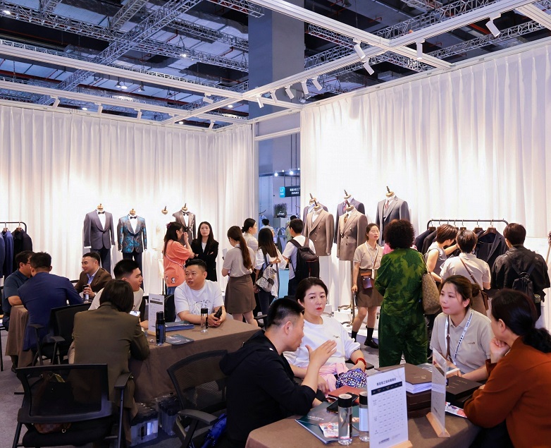 2027年上海服装定制主题展LINK FASHION参展商与海外采购商展台洽谈现场