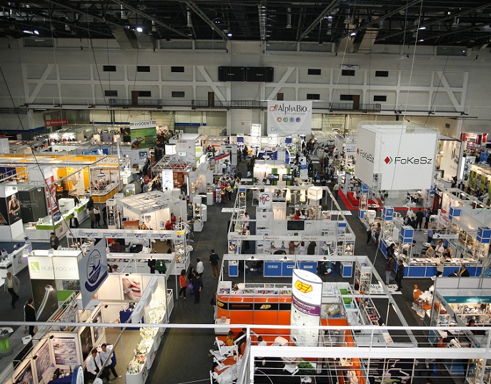 2026年匈牙利口腔牙科展览会Dental World参展商与海外采购商展台洽谈现场