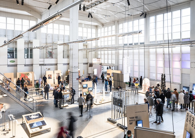2026年荷兰设计周-荷兰时装周-荷兰时尚服装展Dutch Design Week展馆现场，专业观众参观实况